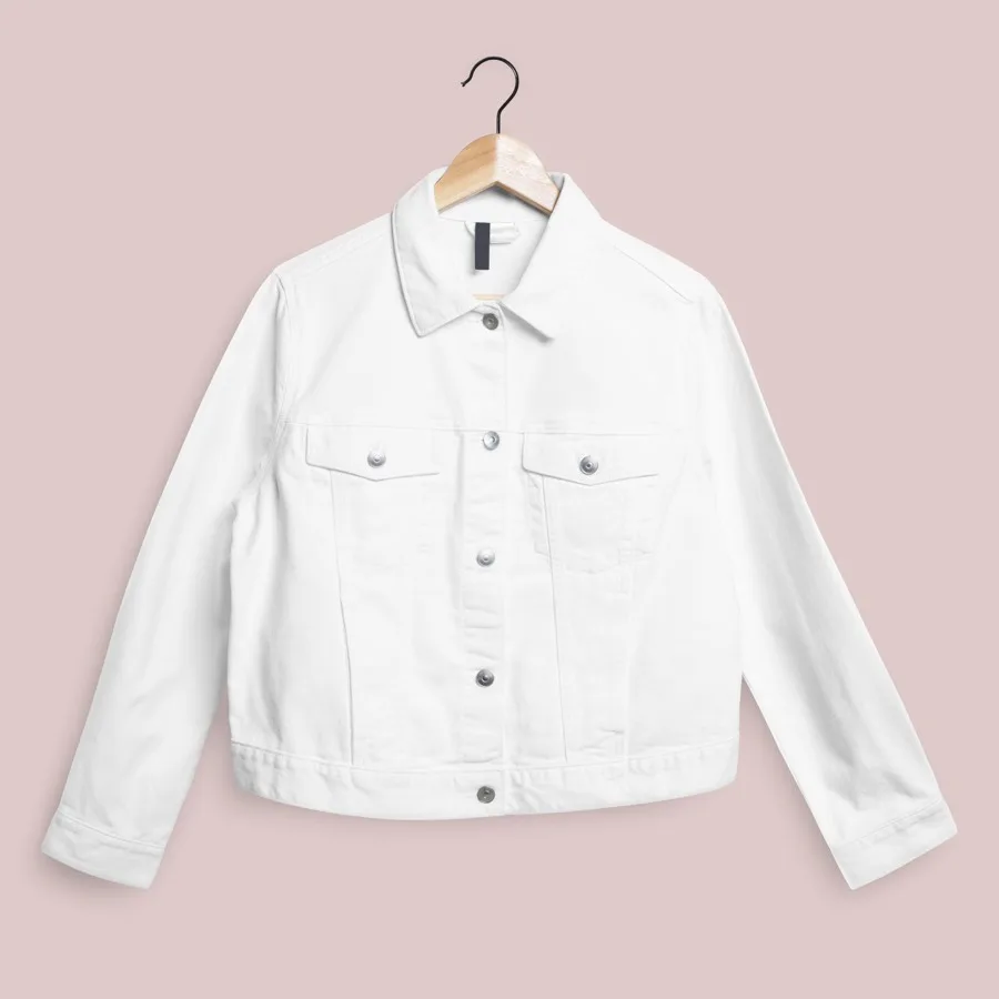 Chaqueta vaquera colgada en una percha