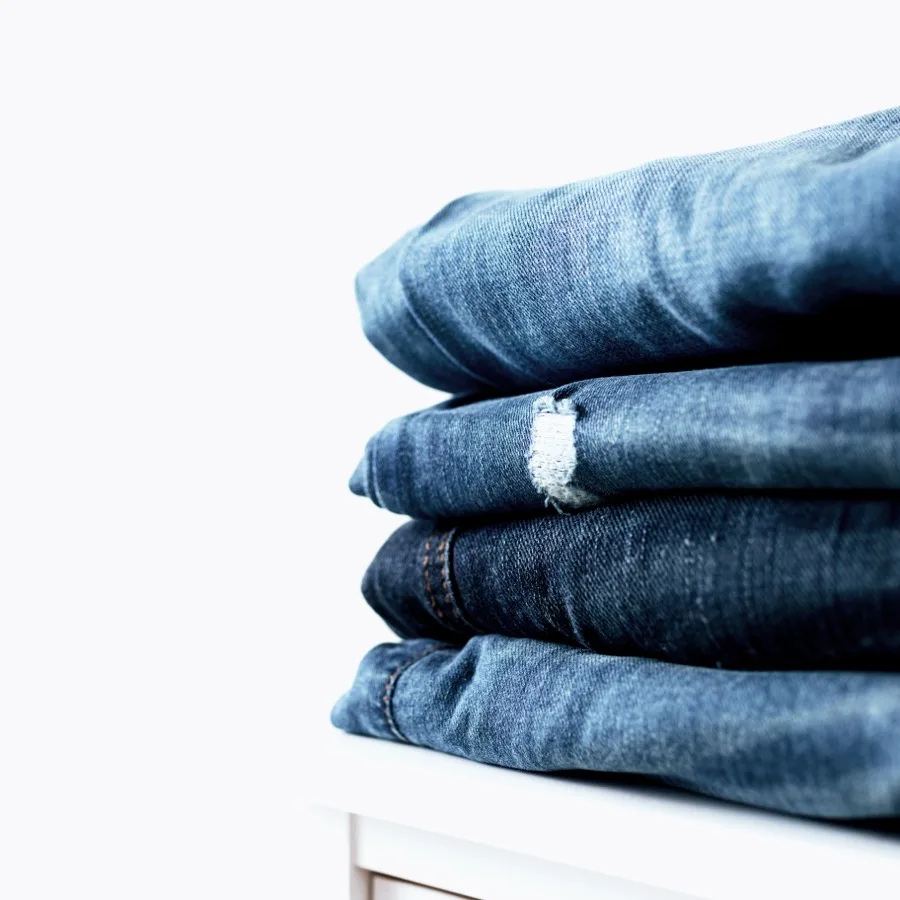Pantalones vaqueros doblados